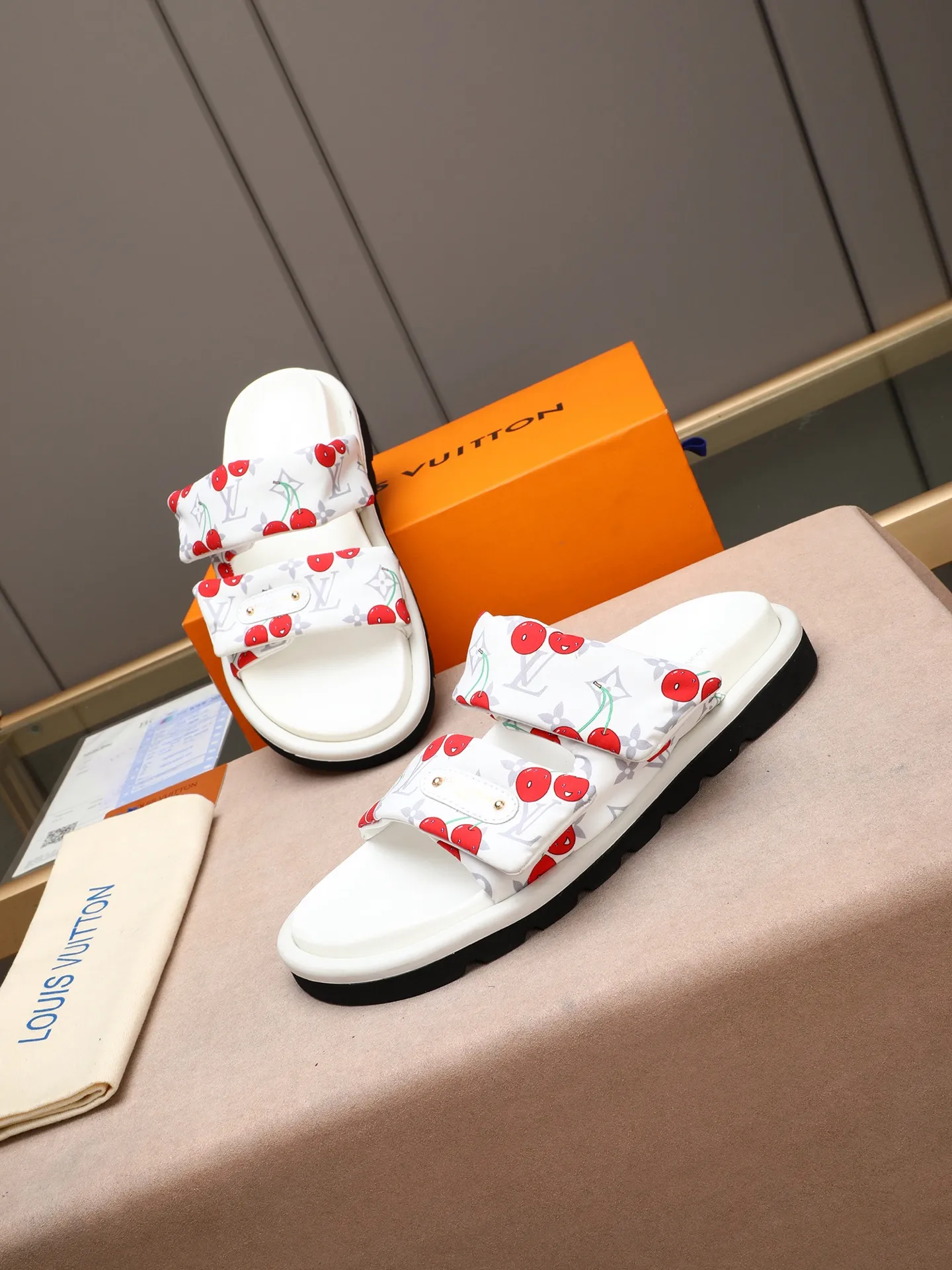 PP360 [LOUIS VUITTON] Louis Vuitton, LV printing, men's and women's slippers are on the market. The drawer box packaging comes with a cloth bag and a card. The upper pattern looks very soft and waxy, and it is a super versatile leg slimming tool. Fabric: imported denim/canvas/old fabric, LV hardware LOGO, official website pattern printing, comfortable to wear, feet: high-elastic PU water table. Sole: foam sole, heel height: about 5cm. Code number: 35-46, 35, 45, 46 are custom-made and non-returnable. Color: multiple colors and styles available.